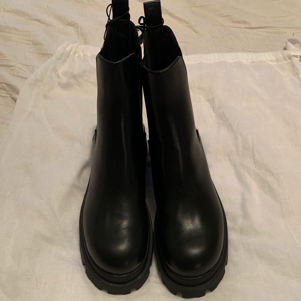 Zara boot size 8. Never worn!